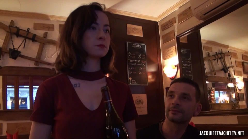 Julie in Julie, 21ans, serveuse dans un restaurant italien! 1080p