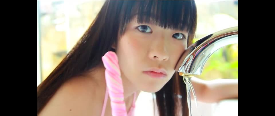 Pretty Asian teen Suzuka Ito shows her sexy side teen Suzuka Ito