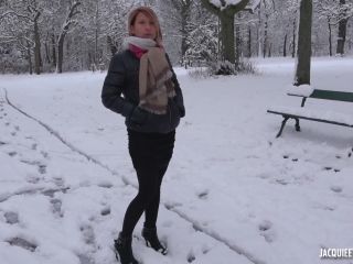 Laura (Laura, 41ans, deux lascars dans la neige / 23.02.2018)-0