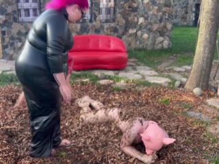 Mistress Zeida Mistresszeida - video slave rolling in the leaves while we humilate him in latex rubber 23-11-2022-3
