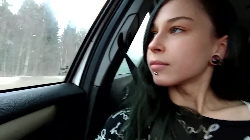 Highway Head - little Horny Cocksucker gives Blowjob in Car while Driv ...