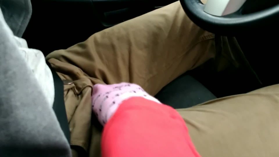 Highway Head - little Horny Cocksucker gives Blowjob in Car While Driv ...