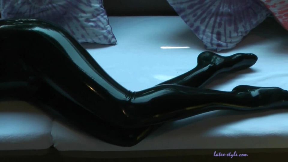 LatexVeronica LATEX 72 20110428-oil massage in rubber