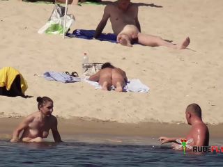 Nikki Hunter Nude  Plage-6