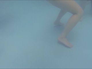 Online Tube Voyeur Under the water in the swimming pool - voyeur-0