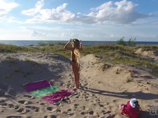 21yo Spinner Jesse Sexily Banging Herself Out At The  Beach-1