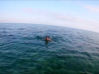 [Amateur] Public Blowjob while swimming in the sea-0