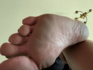 free video 26 Feetwonders – Giantess Makes The Tiny Clean Her Feet on fetish porn insect crush fetish-7