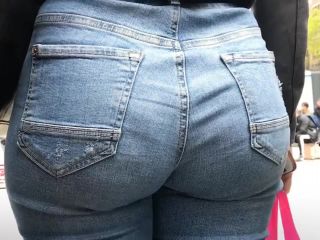 Noticeable ass clenching in tight jeans-9