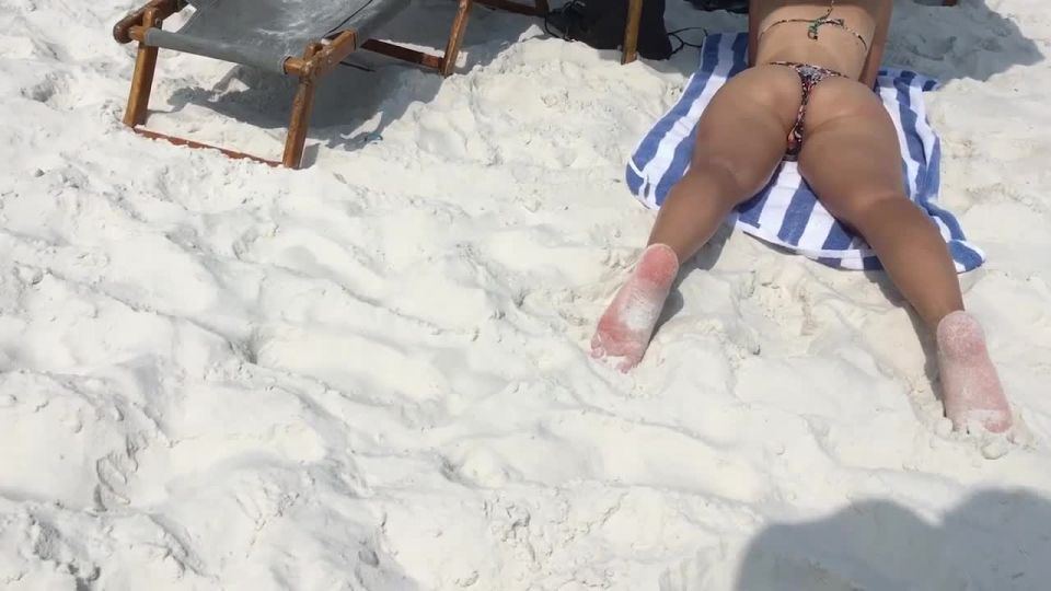 Hot ass suntans and goes for a shower on beach