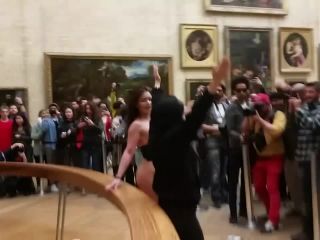 Public nudity in front of mona lisa-5