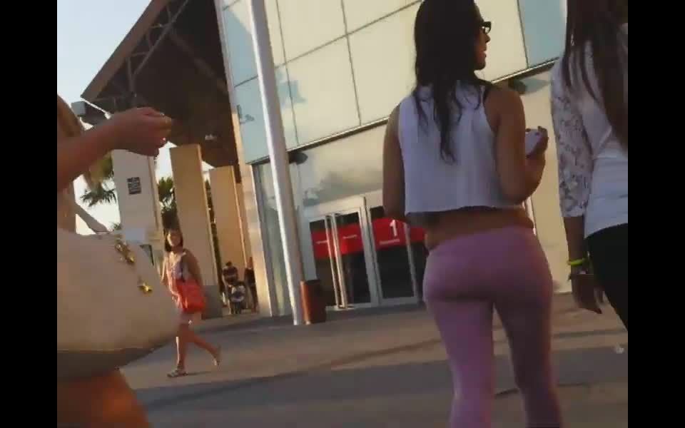 Thong outline in pink leggings