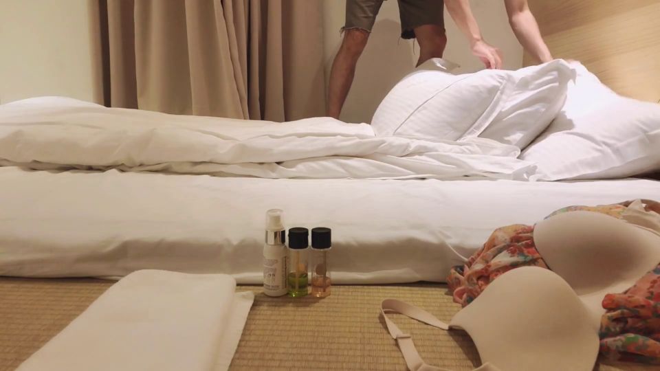 Taiwanese Girls Push Oil Massage And Fuck With The Masseur