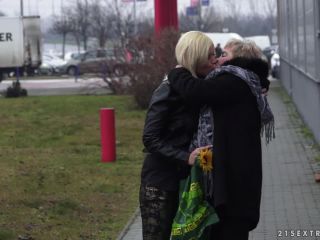 Love in the bus stop-0