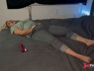 [GetFreeDays.com] Masturbation auf dem Bett in Jeans mit dem Satisfyer pro 2 multiple Orgasmen zittern Zucken sthnen Adult Clip March 2023-4