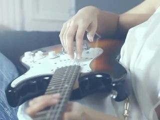 Masturbating her sy with a guitar(porn)-0