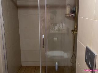 LeniFetischDeutsches Camgirl Lenifetisch besorgt es sich selber in der Dusche-1