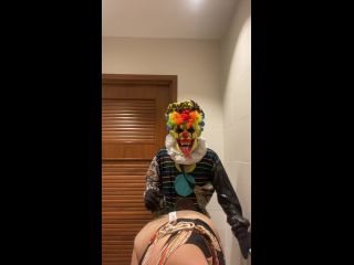 GIbbyTheClown - Bathroom break W/ Lila Lovely - MILF-4