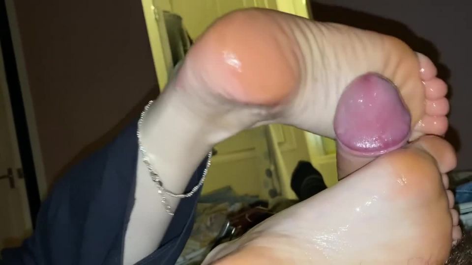 Silkyrose gets pre cum on her heel footjob