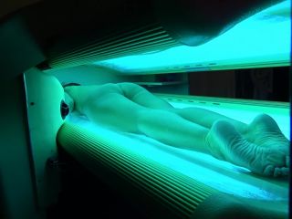 BRUNETTE AMATEUR SECRETLY FILMED HUMPING VIBE IN TANNING BED-FOOT FETISH  1080p *-0