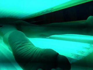 BRUNETTE AMATEUR SECRETLY FILMED HUMPING VIBE IN TANNING BED-FOOT FETISH  1080p *-2