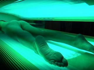 BRUNETTE AMATEUR SECRETLY FILMED HUMPING VIBE IN TANNING BED-FOOT FETISH  1080p *-5