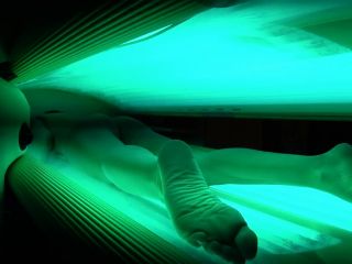 BRUNETTE AMATEUR SECRETLY FILMED HUMPING VIBE IN TANNING BED-FOOT FETISH  1080p *-8