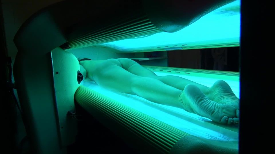 BRUNETTE AMATEUR SECRETLY FILMED HUMPING VIBE IN TANNING BED-FOOT FETISH  1080p *