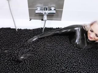 Latexandrubberqueens03086 femdom -0