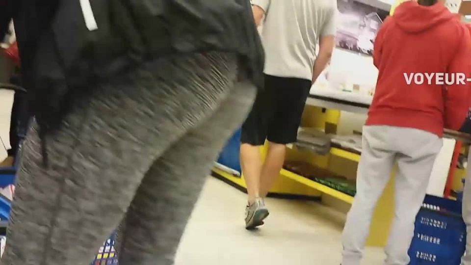 Hot ass bending over at the cashier in supermarket