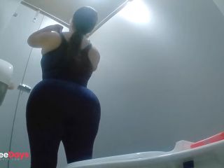 [GetFreeDays.com] CHica de gimnasio de graba meando en bao publico para enviarme video Adult Clip April 2023-0