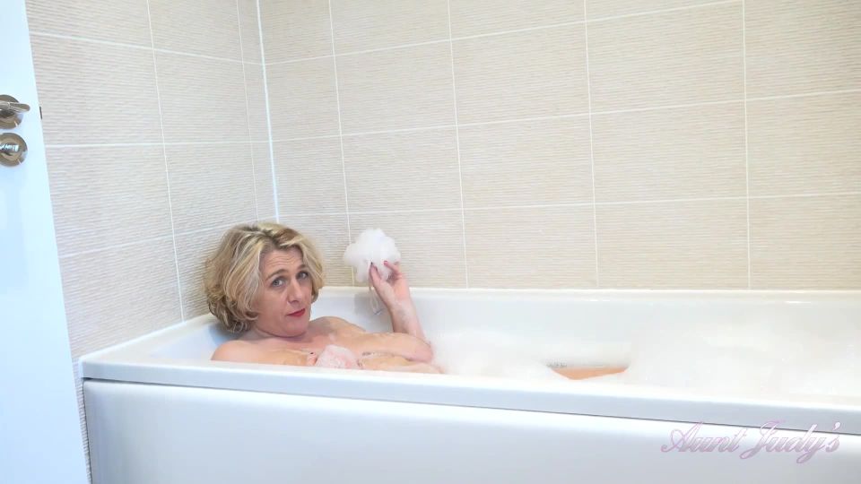 6210 Auntie Camilla - Bath Time Pov
