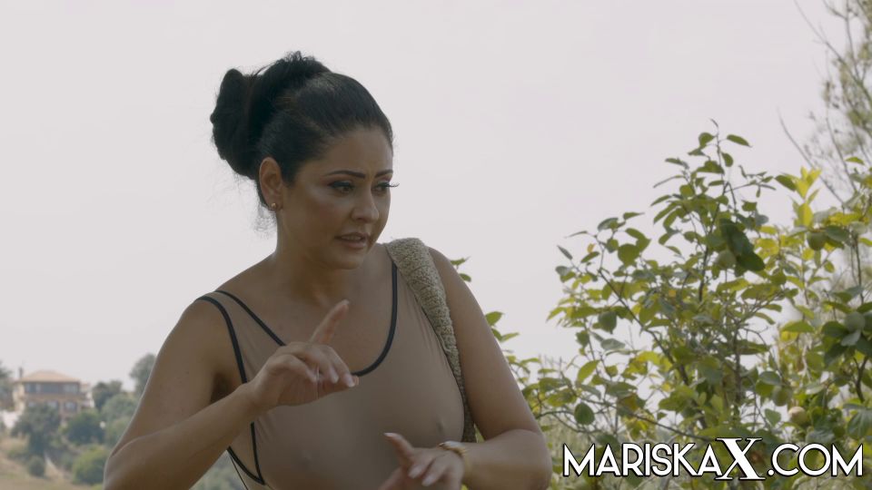 Mariska X 23 12 22 Outdoor Threesome In The Backyard – Full HD - Threesome
