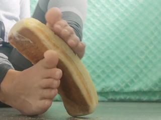 Bread roll plat to satisfy your foot(porn)-5