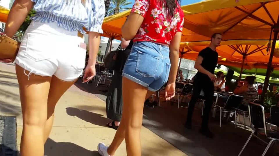 Candid vor babe in shorts blonde pawg thick