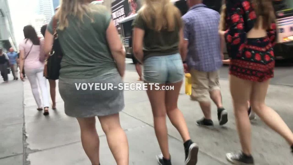 Sexy young ass on a big pole Voyeur