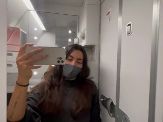 [Amateur] Imagínate tenerme como compañera en el avión - Masturbándome en el baño-1