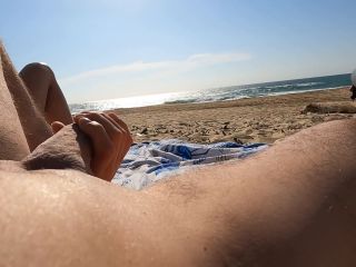 [GetFreeDays.com] Deux Filles me Voient Branler Mon Copain à La Plage Publi handjob gif porn-2