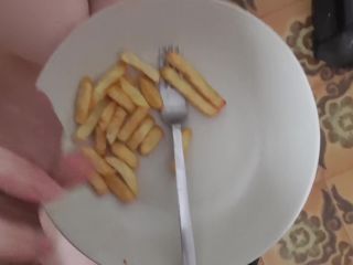 Ragazza Napoletana mangia le patatine condite di sborra. (dialoghi ITA)*-8