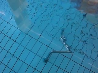 Horny Roxy - Nackt im Öffentlichen Schwimmbad 3 720P - Amateur-1