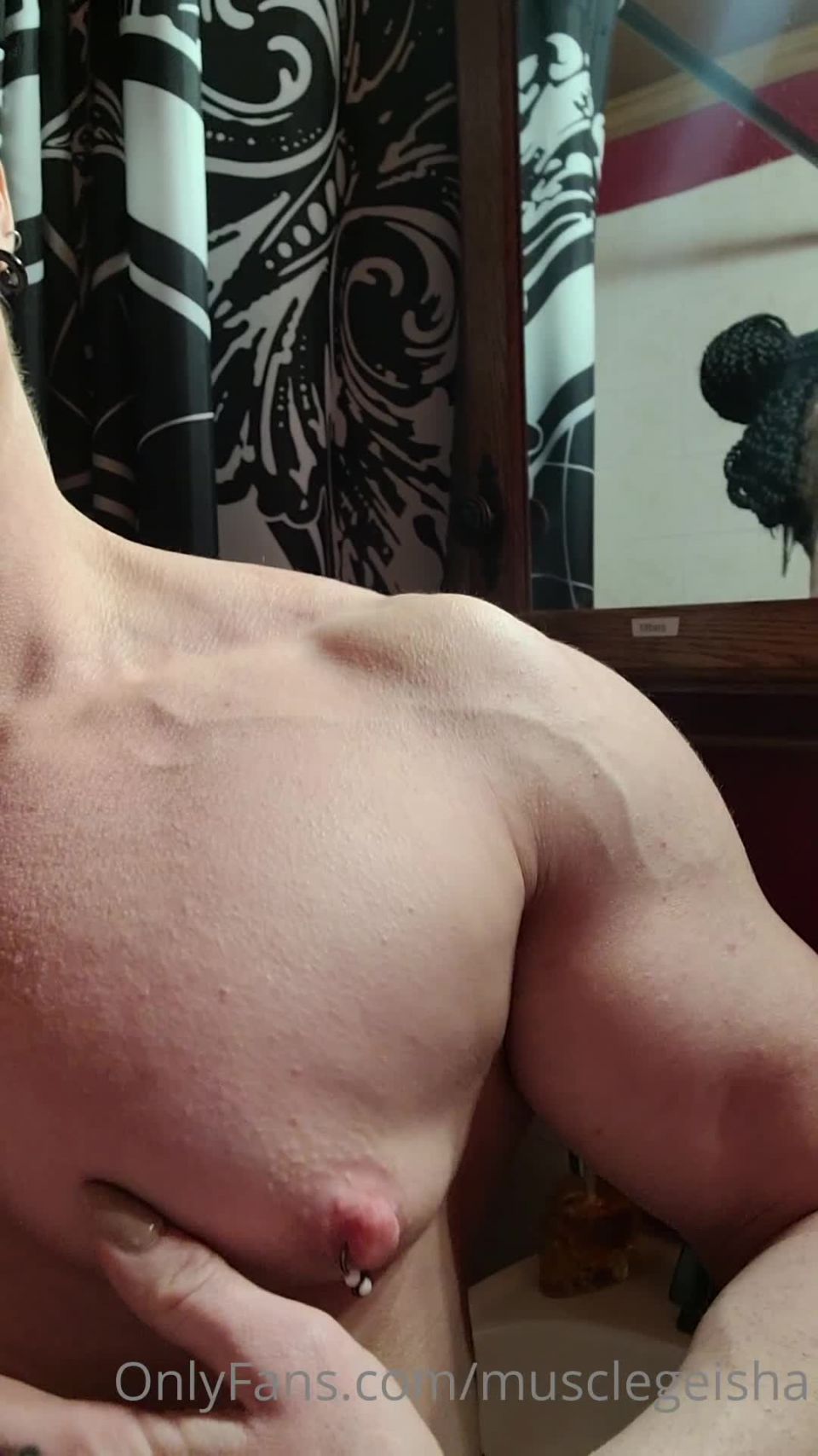 MuscleGeisha () Musclegeisha - i trained hours ago the marks on my skin from the weights are still showing leg da 13-01-2022