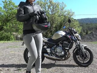 VicAlouqua2017 04 15 FRENCH BIKER GIRL UNDRESS ON PUBLIC PARKING MOTARDE À POIL DEHORS-0