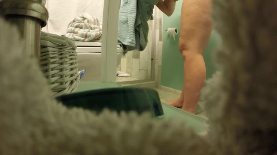 Spying on chubby aunt while she is naked in bathroom