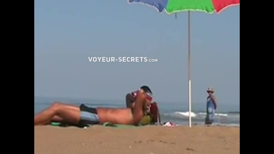 Hot lady gives a handjob at a beach