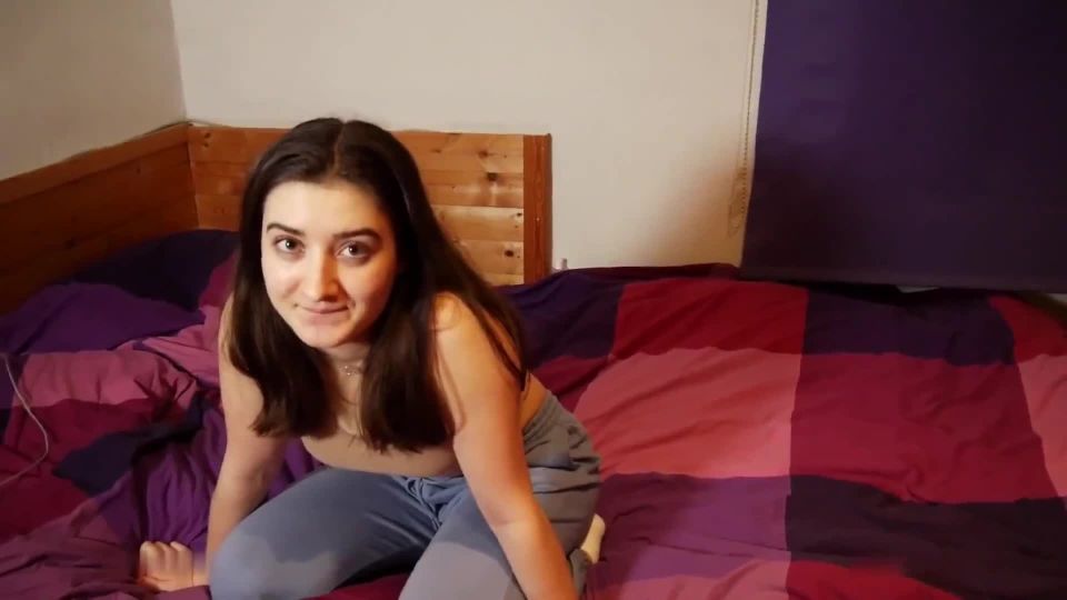 Leah Snu - Ich lasse ihn aus der Friendzone - Kumpel kriegt Blowjob und wichst m... - Germany