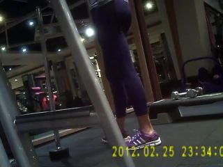 Spying while a sexy girl does  deadlifts-5