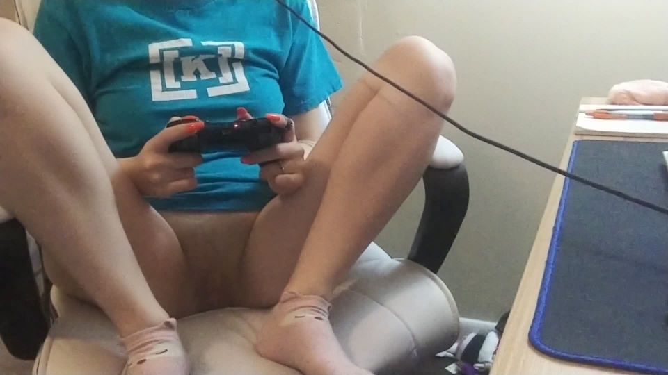 Gaming with no panties Voyeur!