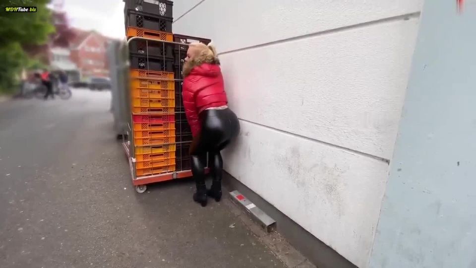 devil-sophie - Abgeschleppt am Supermarkt - Billig Plastik Latex Daunenjacken Fickschlampe [HD 720P] - germany amateur - german porn homemade amateur