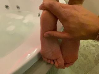 Toe Sucking And Foot Fucking In The Hot Tub 1080p-9