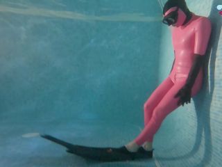 UkCuteGirl – Underwater Freediving Latex Masturbation Latex!-0